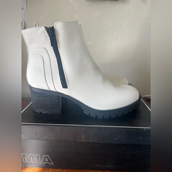 Mia Payson White Boots - Picture 6 of 11